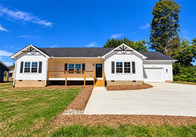 Photo 1 of Single family home for sale at 106 W South 6th St, Seneca, SC 29678 | MLS# 20305319 | Listing updated on 2026-10-28