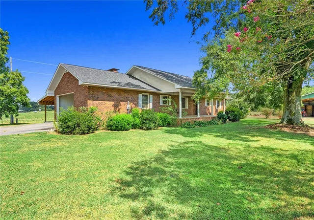 Photo 3 of Single family home for sale at 910 Hwy 182 Hwy, Fair Play, SC 29643 | MLS# 20305435 | Listing updated on 2026-09-23