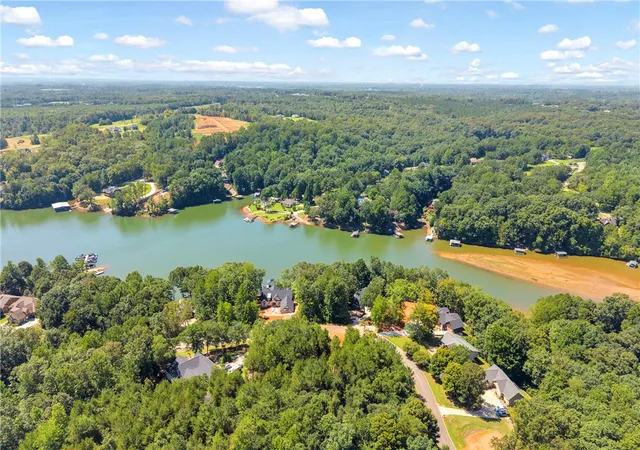 3rd image of 31 W Waters Edge Ln, West Union, SC 29696 | MLS# 20305485