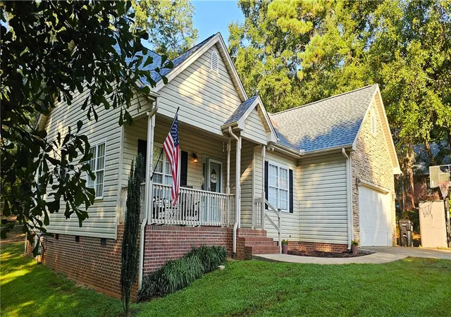Photo 2 of Single family home for sale at 108 Wild Oak Run, Anderson, SC 29625 | MLS# 20305674 | Listing updated on 2026-09-01