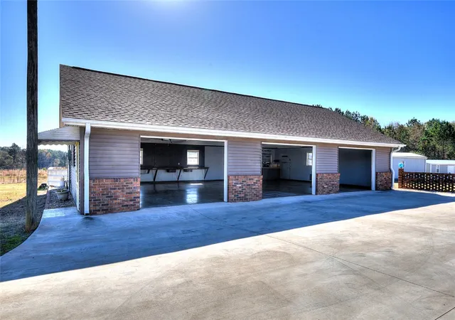Photo 3 of Single family home for sale at 130 Raleighs Ln, West Union, SC 29696 | MLS# 20305677 | Listing updated on 2026-10-09