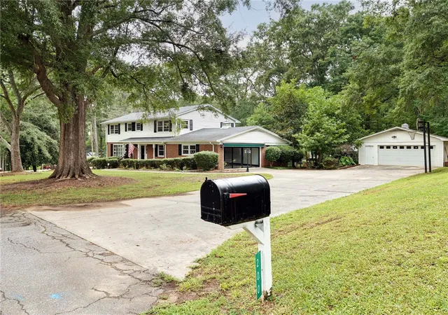 Photo 3 of Single family home for sale at 200 Sherwood Dr, Laurens, SC 29360 | MLS# 20305713 | Listing updated on 2026-09-09