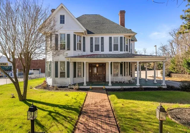 Photo 3 of Single family home for sale at 208 S Main St, Abbeville, SC 29620 | MLS# 20305721 | Listing updated on 2026-10-03