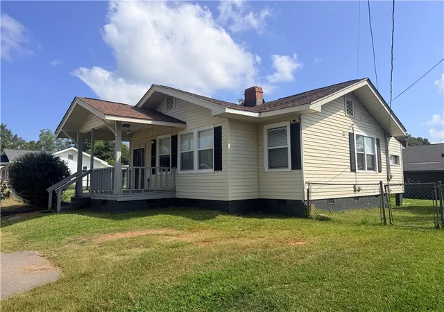 Photo 2 of Single family home for sale at 901 Goddard Ave, Seneca, SC 29678 | MLS# 20305675 | Listing updated on 2026-09-04