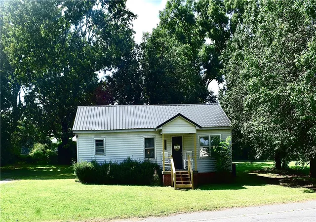 Photo 1 of Single family home for sale at 1521 Woodlawn Rd, Greenwood, SC 29646 | MLS# 20305648 | Listing updated on 2026-10-06