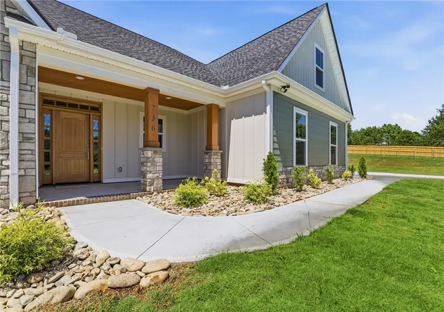 Photo 2 of Single family home for sale at 736 Stewart Gin Rd, Liberty, SC 29657 | MLS# 20305780 | Listing updated on 2026-09-03