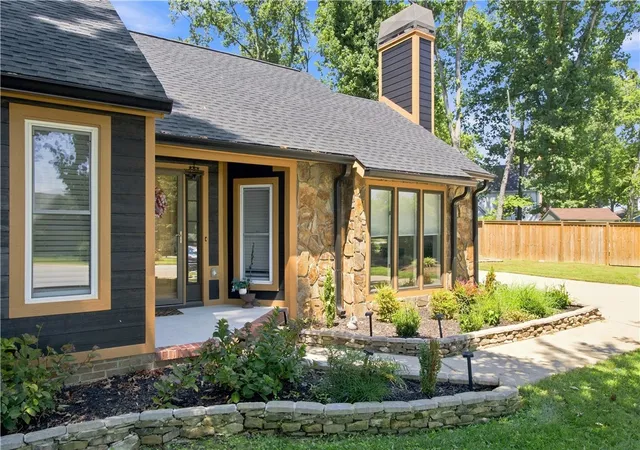 Photo 2 of Single family home for sale at 402 Mccrary Ct, Simpsonville, SC 29681 | MLS# 20305573 | Listing updated on 2026-09-05