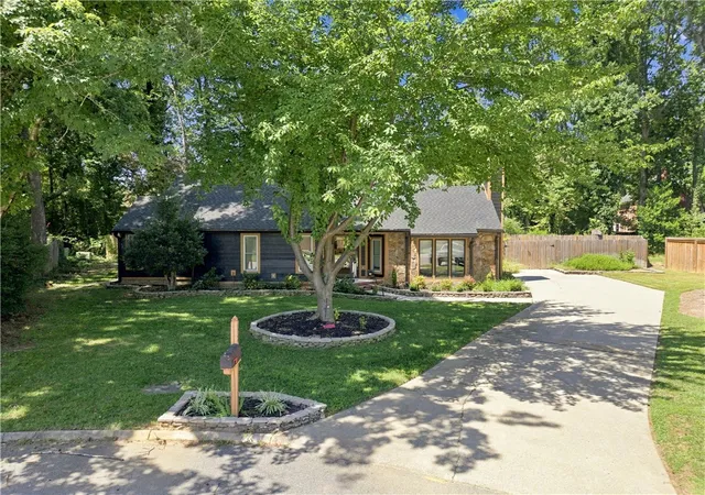Photo 3 of Single family home for sale at 402 Mccrary Ct, Simpsonville, SC 29681 | MLS# 20305573 | Listing updated on 2026-09-05