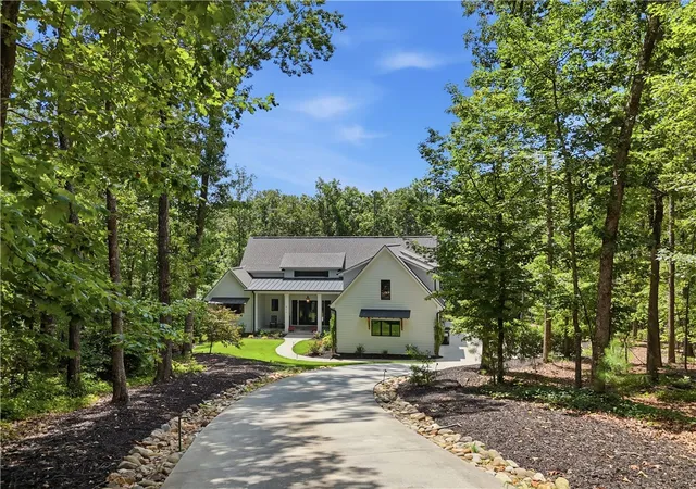 Photo 3 of Single family home for sale at 511 Oakdale Ln, Seneca, SC 29672 | MLS# 20305814 | Listing updated on 2026-09-18