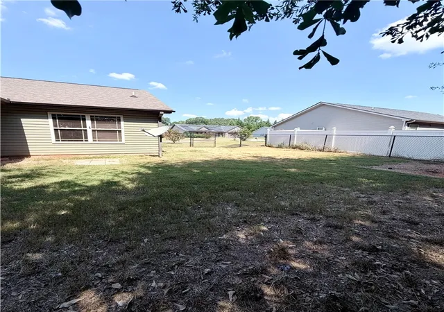Photo 3 of Single family home for sale at 8 Robin Dr, Anderson, SC 29626 | MLS# 20305833 | Listing updated on 2026-09-12