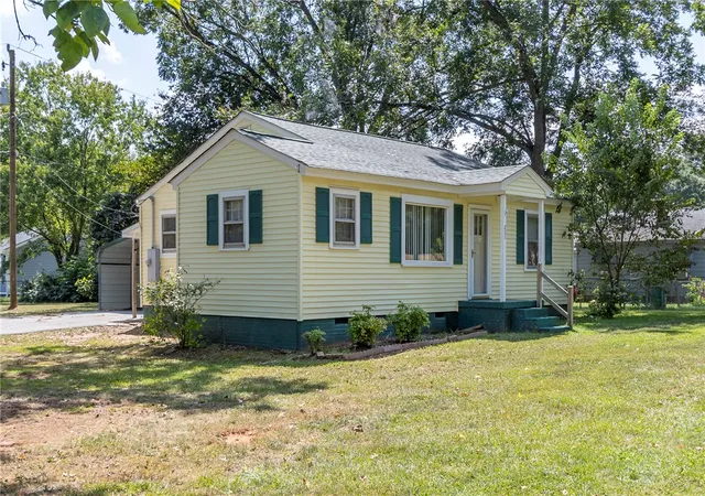 Photo 3 of Single family home for sale at 201 Blue Ridge Cir, Belton, SC 29627 | MLS# 20305829 | Listing updated on 2026-09-04