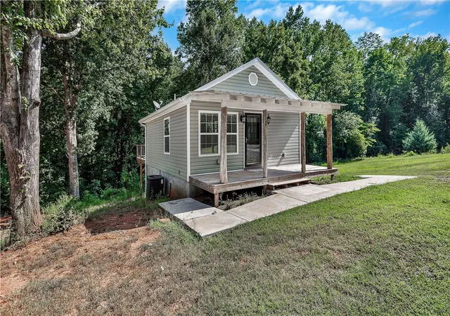 Photo 3 of Single family home for sale at 464 Cedar Tree Dr, Walhalla, SC 29691 | MLS# 20305851 | Listing updated on 2026-09-07