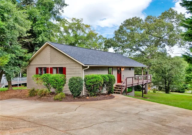 Photo 3 of Single family home for sale at 715 Twilight Ct, Seneca, SC 29672 | MLS# 20305494 | Listing updated on 2026-09-08