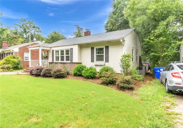 Photo 2 of Single family home for sale at 6 Elletson Dr, Greenville, SC 29607 | MLS# 20305712 | Listing updated on 2026-09-06