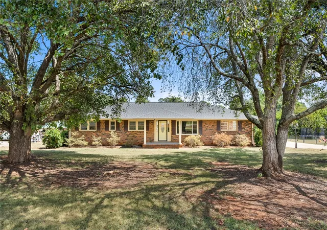 Photo 2 of Sale Pending at 201 Meadowbrook Dr, Anderson, SC 29626 | MLS# 20305872 | Listing updated on 2026-09-11