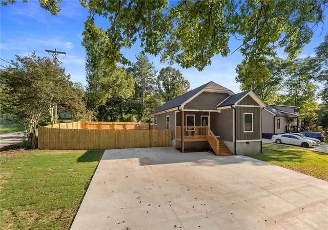 Photo 2 of Single family home for sale at 501 Rogers St, Anderson, SC 29625 | MLS# 20305719 | Listing updated on 2026-10-15