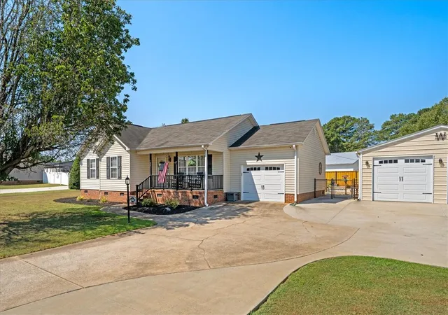 Photo 2 of Single family home for sale at 623 New Hope Rd, Anderson, SC 29626 | MLS# 20305853 | Listing updated on 2026-09-05