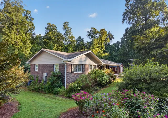 Photo 3 of Single family home for sale at 105 Laurel Ln, Seneca, SC 29678 | MLS# 20305854 | Listing updated on 2026-09-09