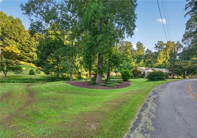 Photo 4 of Single family home for sale at 105 Laurel Ln, Seneca, SC 29678 | MLS# 20305854 | Listing updated on 2026-09-09