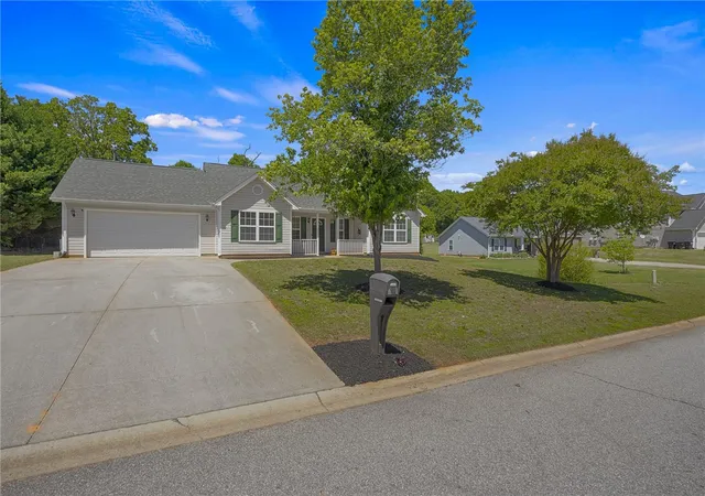 Photo 3 of Single family home for sale at 122 Bean Ml Way, Anderson, SC 29625 | MLS# 20305776 | Listing updated on 2026-09-06