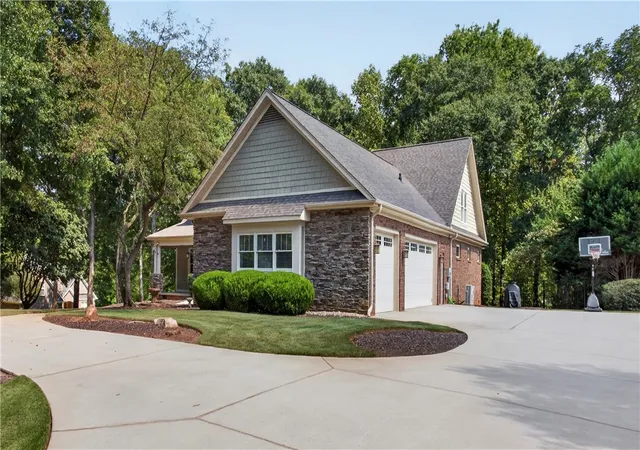 Photo 3 of Single family home for sale at 101 Welborn Oaks Way, Anderson, SC 29621 | MLS# 20305888 | Listing updated on 2026-09-07