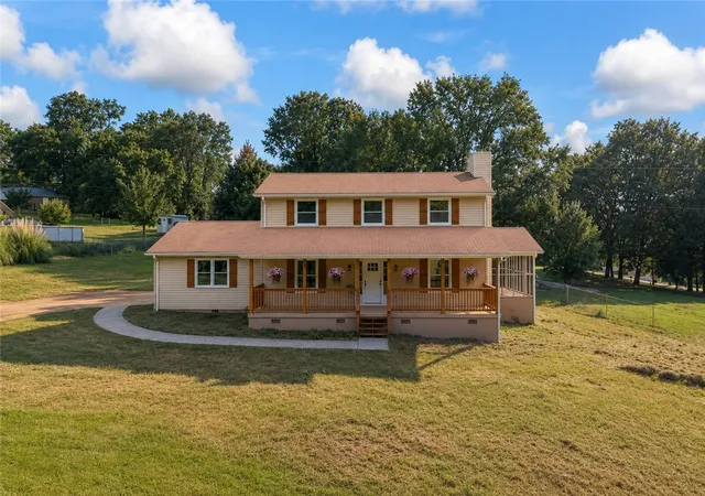 Photo 2 of Single family home for sale at 323 Lake Forest Cir, Anderson, SC 29625 | MLS# 20305923 | Listing updated on 2026-09-07