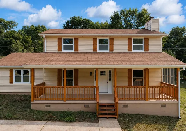 Photo 3 of Single family home for sale at 323 Lake Forest Cir, Anderson, SC 29625 | MLS# 20305923 | Listing updated on 2026-09-07