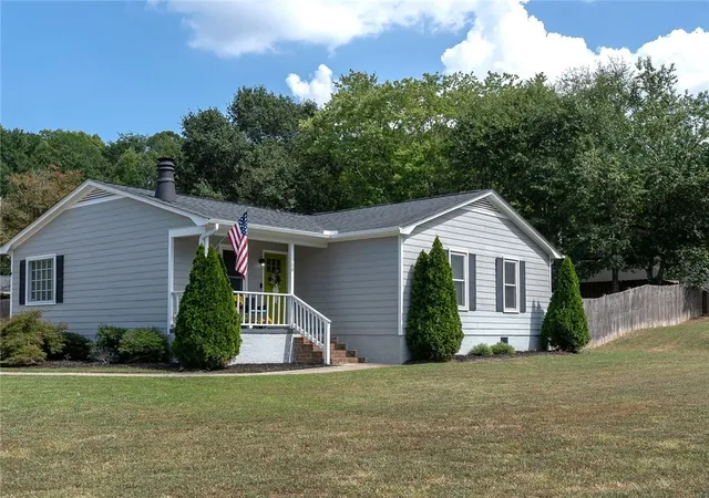 Photo 1 of Single family home for sale at 10 Meadowview Dr, Taylors, SC 29687 | MLS# 20305870 | Listing updated on 2026-09-10
