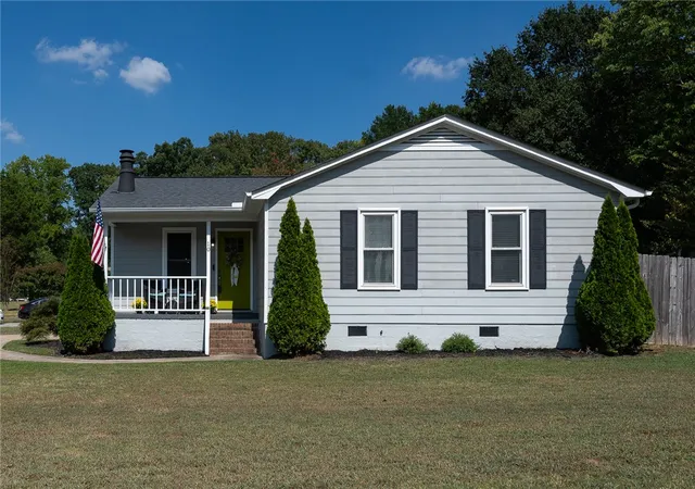 Photo 2 of Single family home for sale at 10 Meadowview Dr, Taylors, SC 29687 | MLS# 20305870 | Listing updated on 2026-09-10