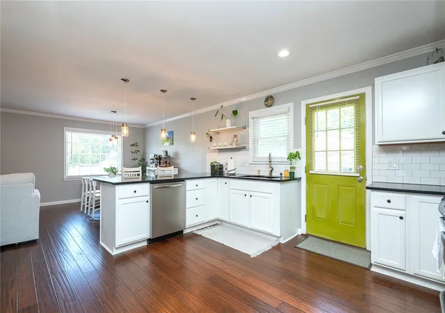 Photo 2 of Single family home for sale at 10 Meadowview Dr, Taylors, SC 29687 | MLS# 20305870 | Listing updated on 2026-09-10