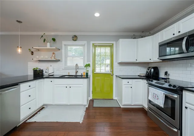 Photo 3 of Single family home for sale at 10 Meadowview Dr, Taylors, SC 29687 | MLS# 20305870 | Listing updated on 2026-09-10