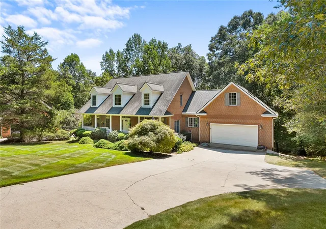 Single family home for sale at 123 Pinnacle Pointe Dr, Seneca, SC 29672 | MLS# 20305129