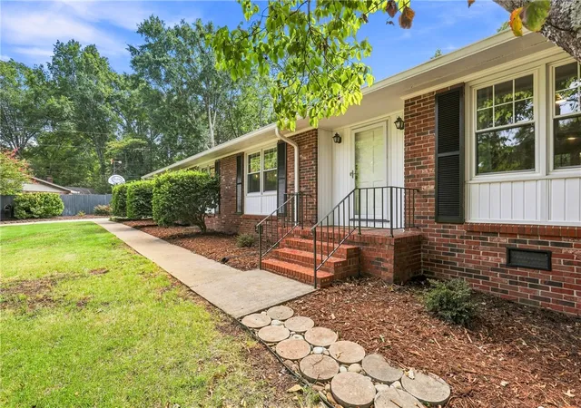 Photo 2 of Single family home for sale at 112 Lakeview Cir, Clemson, SC 29631 | MLS# 20305918 | Listing updated on 2026-09-09