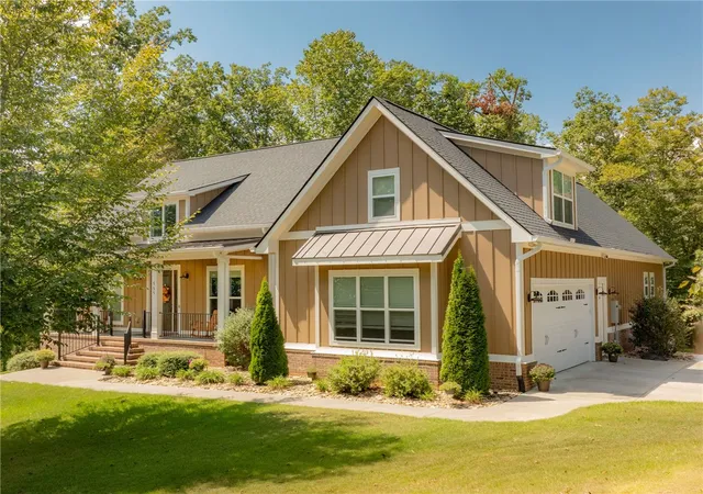 Single family home for sale at 555 Riverstead Dr, Marietta, SC 29661 | MLS# 20306011