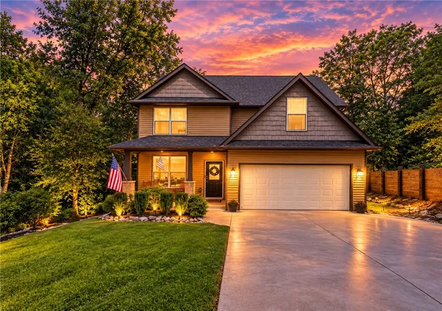 Photo 1 of Sale Pending at 200 Hunters Woods Dr, Simpsonville, SC 29680 | MLS# 20305899 | Listing updated on 2026-09-12