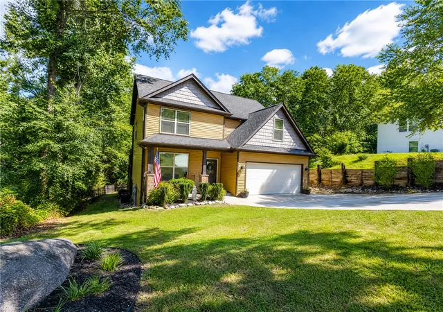 Photo 2 of Sale Pending at 200 Hunters Woods Dr, Simpsonville, SC 29680 | MLS# 20305899 | Listing updated on 2026-09-12
