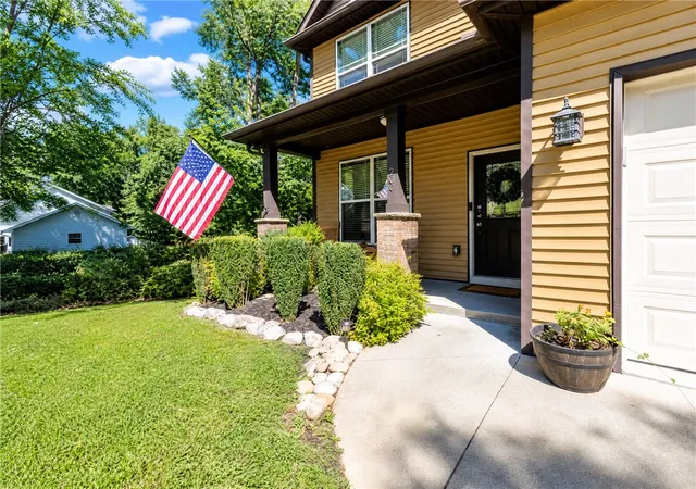 Photo 3 of Sale Pending at 200 Hunters Woods Dr, Simpsonville, SC 29680 | MLS# 20305899 | Listing updated on 2026-09-12