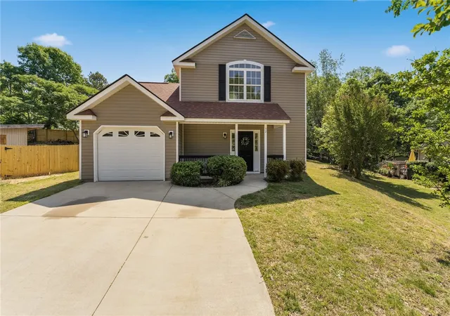 Photo 2 of Single family home for sale at 52 Uneeda Dr, Greenville, SC 29605 | MLS# 20306037 | Listing updated on 2026-09-10