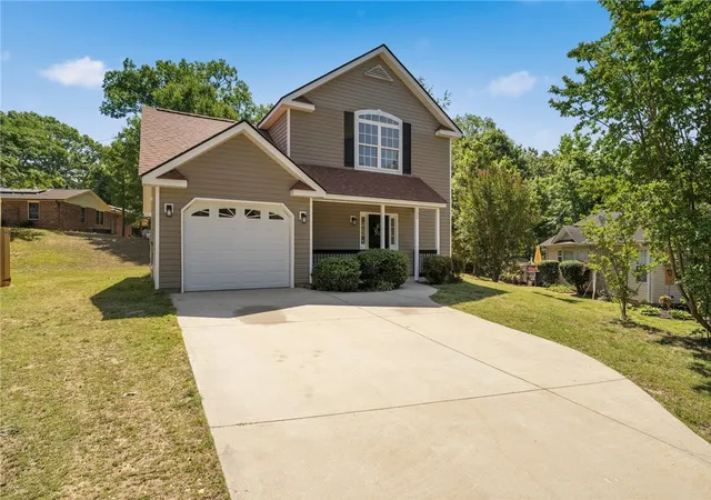 Photo 3 of Single family home for sale at 52 Uneeda Dr, Greenville, SC 29605 | MLS# 20306037 | Listing updated on 2026-09-10