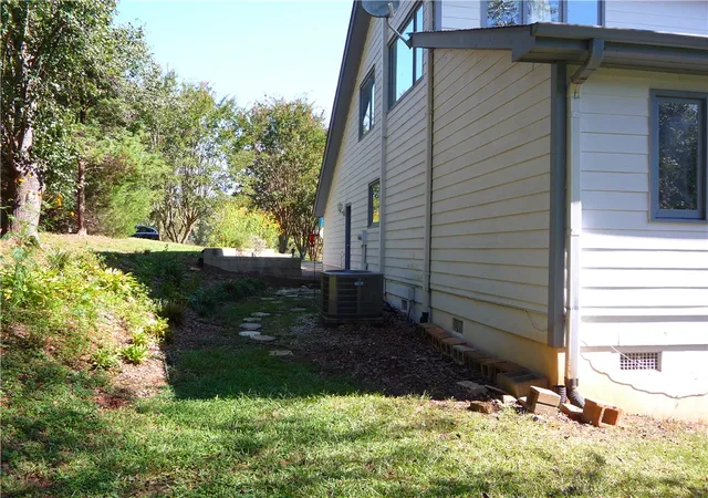 Photo 4 of Single family home for sale at 109 Lake Ridge Cir, Walhalla, SC 29691 | MLS# 20304984 | Listing updated on 2026-09-11