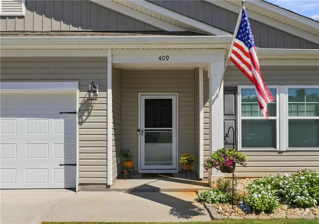 Photo 3 of Manufactured home for sale at 409 Sonoma Ct, Seneca, SC 29678 | MLS# 20306034 | Listing updated on 2026-09-10