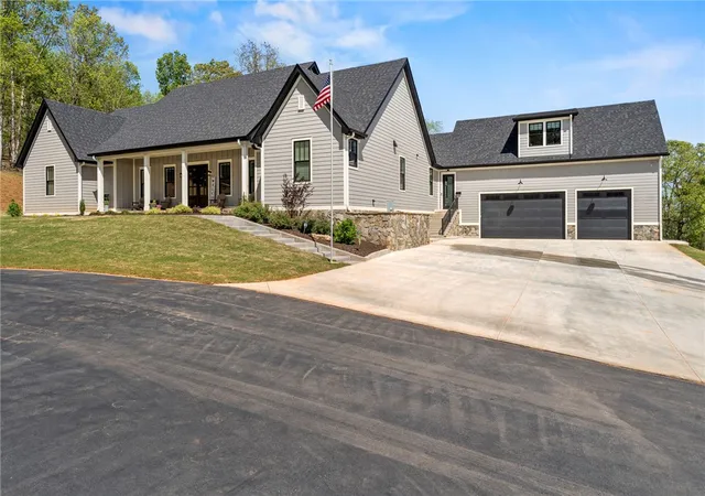 Photo 4 of Single family home for sale at 1359 Martin Crk Rd, Seneca, SC 29678 | MLS# 20306094 | Listing updated on 2026-09-11