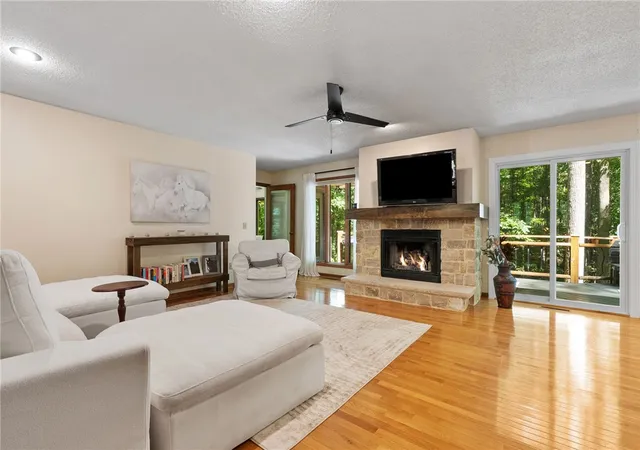 Photo 3 of Single family home for sale at 4 Mainsail Dr, Salem, SC 29676 | MLS# 20306014 | Listing updated on 2026-09-14