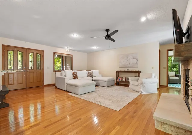 Photo 4 of Single family home for sale at 4 Mainsail Dr, Salem, SC 29676 | MLS# 20306014 | Listing updated on 2026-09-14