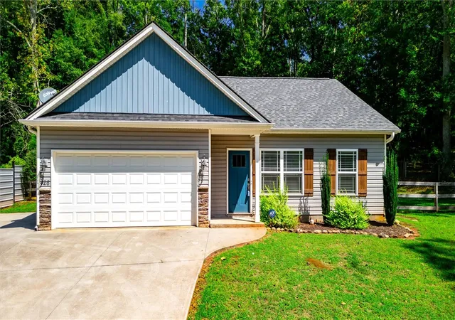 Photo 2 of Single family home for sale at 426 Wood St, Central, SC 29630 | MLS# 20306079 | Listing updated on 2026-09-11