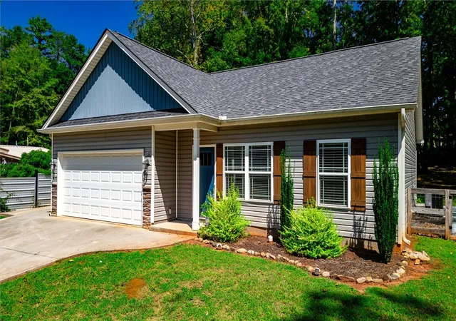 Photo 2 of Single family home for sale at 426 Wood St, Central, SC 29630 | MLS# 20306079 | Listing updated on 2026-09-11