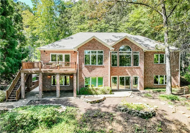 Photo 3 of Single family home for sale at 122 N Waterside Dr, Seneca, SC 29672 | MLS# 20303896 | Listing updated on 2026-09-12