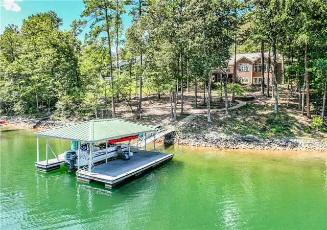 Photo 4 of Single family home for sale at 122 N Waterside Dr, Seneca, SC 29672 | MLS# 20303896 | Listing updated on 2026-09-12