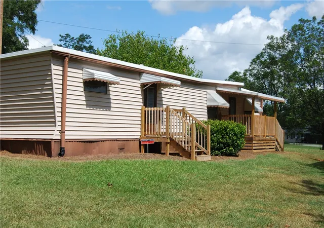 Photo 1 of Manufactured home for sale at 106 W Cresent Dr, Seneca, SC 29678 | MLS# 20306092 | Listing updated on 2026-09-14