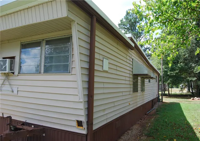 Photo 3 of Manufactured home for sale at 106 W Cresent Dr, Seneca, SC 29678 | MLS# 20306092 | Listing updated on 2026-09-14